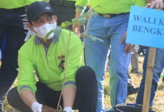 Usai Tanam Pohon, Wawali Bersihkan Sampah di Taman Berkas dan Pantai