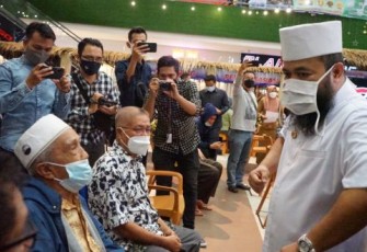 Wali Kota Helmi Hasan Dampingi Vaksinasi Lansia