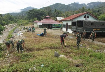 Satgas TMMD bersinergi gotong-royong membangun rumah dalam program TMMD Reguler ke-111 Kodim 0108/Agara Rehap Rumah Tidak Layak Huni (RTLH) di Desa Peseluk Pesimbe Kecamatan Deleng Pokhkisen Kabupaten Aceh Tenggara, Rabu (16/06/2021).