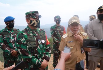 Danrem 071/Wijayakusuma Kolonel Inf Dwi Lagan Safrudin, S.I.P., saat meninjau pekerjaan pembangunan sasaran fisik TMMD 111 Kodim 0704/Banjarnegara, Selasa (15/6/2021)