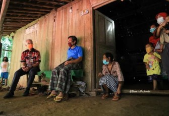 Gubernur Jawa Tengah Ganjar Pranowo  menengok keadaan rumah milik Purmanto dan Parti pembuat besek di Dusun Ganding, Desa Sumberejo, Pabelan, Kabupaten Semarang.