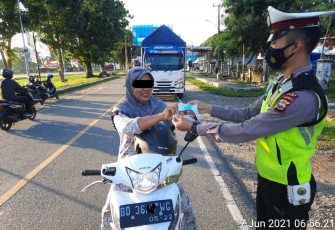 Polres Kaur Tempel Stiker dan Bagikan Masker