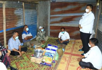 Bupati Samosir Serahkan Bantuan Kepada Korban Kebakaran Rumah di Desa Sigaol Marbun