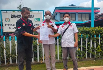 Ketua JPKP DPD Bitung Julius Rolly Hengkengbala (tengah) bersama ketua DPC Girian dan DPC Aertembaga