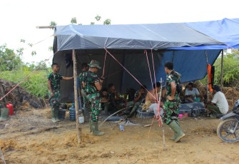 Keakraban Personel TMMD dan Warga Kelurahan Kampuri Ngopi Bareng Hingga Makan Bersama