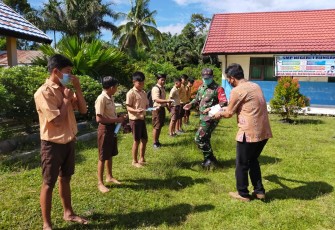 Babinsa Koramil Rungan Edukasi Disiplin Prokes di Sekolah
