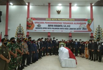 upacara pelepasan jenazah dan penghormatan terakhir almarhum Riduanto anggota DPRD Palangka Raya