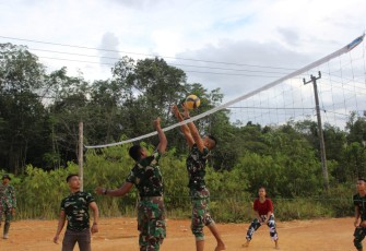 Jaga Kebugaran Tubuh, Satgas TMMD ke 112 Lakukan Olahraga Bersama Warga