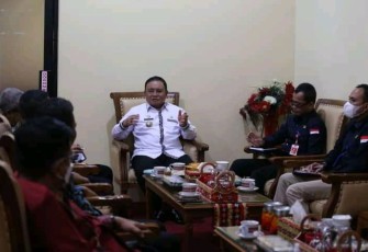Wakil Bupati Lampung Barat Drs. Mad Hasnurin didampingi Kepala Dinas Komunikasi dan Informatika (Kominfo) Lampung Barat Padang Priyo Utomo, SH