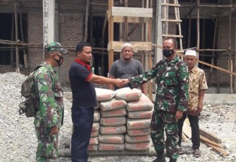 Dandim 0209/LB Salurkan Bantuan Material Untuk Pembangunan Mesjid di Desa Simonis
