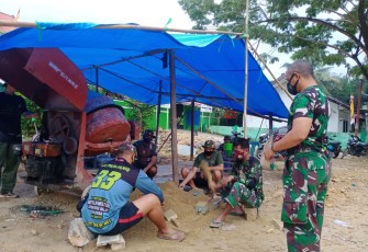Anggota Kodim 1417/ Kendari melaksanakan pencetakan Paving Blok Dalam rangka menjelang TMMD ke 112 TA. 2021 Kodim 1417/Kdi, kegiatan berlangsung di depan Mesjid Al-Mukhlisin Jl. Pahlawan, Kel. Kemaraya, Kec. Kendari Barat, Kota Kendari, Prov. Sultra, Selasa (24/08/2021).