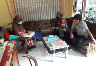 Babinsa Koramil 0818/22 Tumpang Bersama Polri Gencarkan Lakukan Tracing