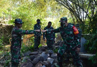 Dandim Sapa Satgas di Lokasi TMMD