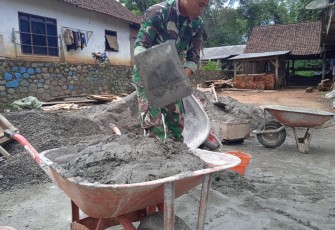 Kepiawaian Satgas TMMD Dalam mengolah Adonan Campuran