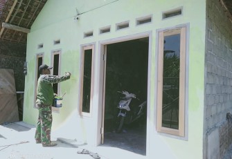 Keterampilan Satgas TMMD 112 Memainkan Kuas Cat 