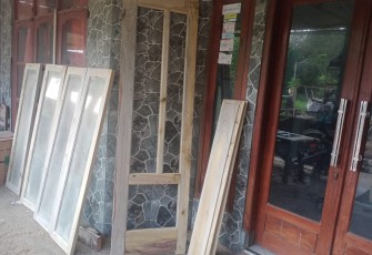 Daun Jendela RTLH Pak Suwanto Sudah Siap di Pasang