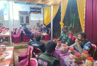 Kapolsek Patean menegur  warga yang menggelar hajatan seni kuda lumping di Desa Sidokumpul Kecamatan Patean, Senin 8/11/2021