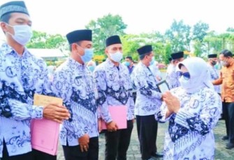 Walikota Tanjung pinang Hj Rahma Beri Kado Spesial untuk Guru