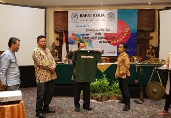 Ketua Komisi A DPRD Jawa Timur Istu Hari Subagio mengajak media dan jurnalis ikut berperan dalam pembangunan kembali tingkat kedisiplinan dalam pemerintahan