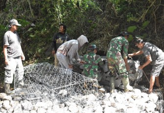 TNI dan Warga Kebut Pengerjaan Bronjong