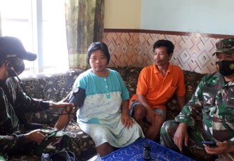 Tim Kesehatan Periksa Kesehatan Warga Tulungrejo di TMMD 112