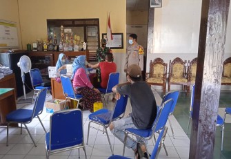 Anggota Polsek Pegandon amankan vaksinasi di Balaidesa Ngampel Kulon, Jum'at 29/10/2021