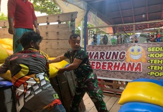 Babinsa Koramil 1016-01/Pahandut Pelda Agus Wiyono ikut aktif dalam membantu proses kegiatan penyaluran bantuan sosial berupa bantuan beras dari Dinas Sosial kepada warga yang terdampak banjir di wilayah Kelurahan Tumbang Rungan, Kecamatan Pahandut