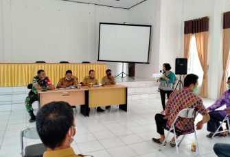 Jaga keamanan dan ketertiban di wilayah binaan, Babinsa Koramil 1016-03/Sepang Serka Helprit menghadiri rapat pembahasan tentang sengketa tanah SDN 1 Rangan Tate di Aula GPU Kecamatan Mihing Raya