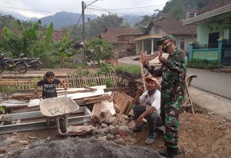 Sikap Kocak Satgas Menambah Keakraban Warga di TMMD 112
