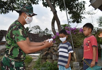 Masker Sehat Meski Bermain di Lokasi TMMD 112 Kodim 0818
