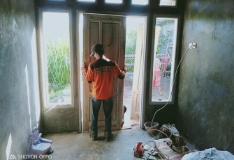 Daun Pintu Milik Bapak Suntono Akan Segera di Pasang