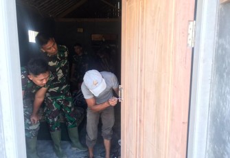 Satgas TMMD Menimpa Ilmu Pertukangan di TMMD 112