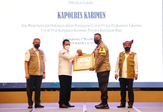  Kapolres Karimun AKBP Tony Pantano, SIK, SH menerima penghargaan dari Gubernur Kepri