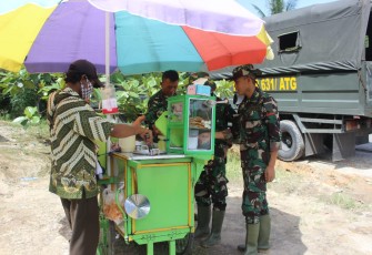 Personel TMMD 112 Borong Dagangan Bakso