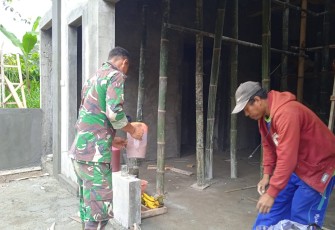 Tuangan Kopi Susu Penambah Stamina Bekerja Satgas TMMD 112 Kodim 0818