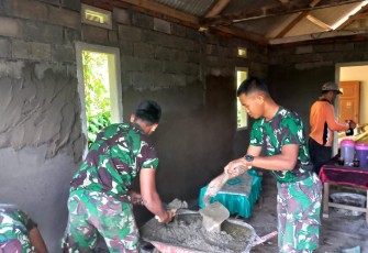 Pemlasteran Dinding di RTLH Bapak Madrai di Kerjakan Oleh Satgas TMMD