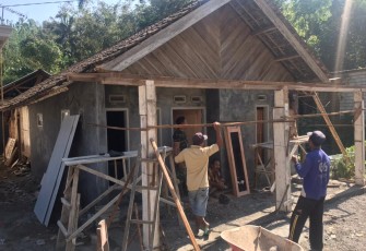 Satgas TMMD Bangunkan Teras Untuk Rumah Ibu Ginten
