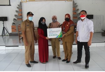 Disnaker Kabupaten Kendal bersama BP Jamsostek cabang Kendal serahkan bantuan sosial kematian kepada warga Desa Tambaksari. Senin 8/11/2021