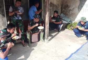 Suasana Makan Siang yang Penuh Keakraban Para Satgas di Lokasi TMMD
