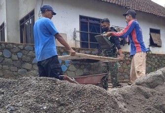 Kombinasi Ayunan Ayakan Satgas TMMD Dengan Warga di TMMD 112 Kodim 0818/Malang-Batu