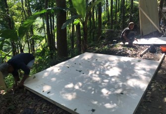 Papan Triplek Terbentang Untuk Penyiapan Pengecoran Tandon Air di TMMD Tulungrejo