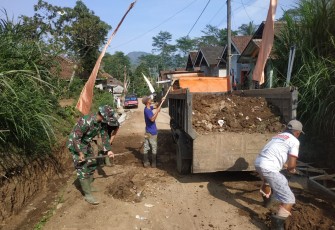 Ambil Kesempatan Sebelum Hujan Lokasi TMMD 112