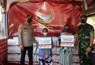 Kapolres Tulungagung Bersama Dandim 0807 Beri Bansos Kepada Percatu dan Lansia