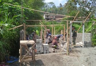 Canda Tawa Mengiringi Pengerjaan RTLH di TMMD 112 Kodim 0818/Malang-Batu