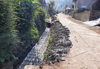 Pembangunan Drainase Sudah Memasuki Tahap Pemasangan Besi dan Papan Cor