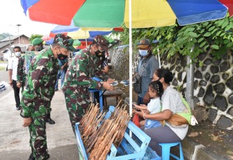 Dandim 0818 Bagikan Masker Bagi Warga 