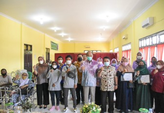 Pemkot Tebing Tinggi Serahkan Alat Bantu Bagi 30 Penyandang Disabilitas Dan 154 Piagam Penghargaan Graduasi PKH