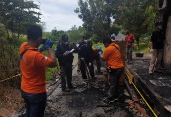 Lakukan penyelidikan terhadap penyebab kebakaran yang terjadi di Kantor Sekretariat DPRD Kota Bengkulu, Tim Labfor Polda Sumatera Selatan pagi hari kemarin Minggu (19/12) melakukan olah TKP (Tempat Kejadian Perkara)