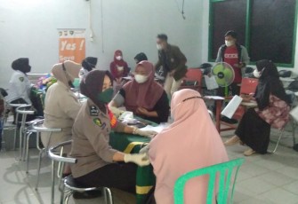PMII Cabang Bengkulu Selatan, Polres Bengkulu Selatan pagi hari ini Senin (20/12) menggelar kegiatan pemberian vaksinasi covid-19 secara massal di STIT Al Quraniyah Bengkulu Selatan