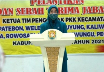 Ketua PKK Kabupaten Kendal Wynne Fredrica memberikan sambutan saat pelantikan 10 TP PKK